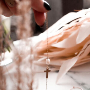 NÁHRDELNÍK S KŘÍŽKEM A PERLOU