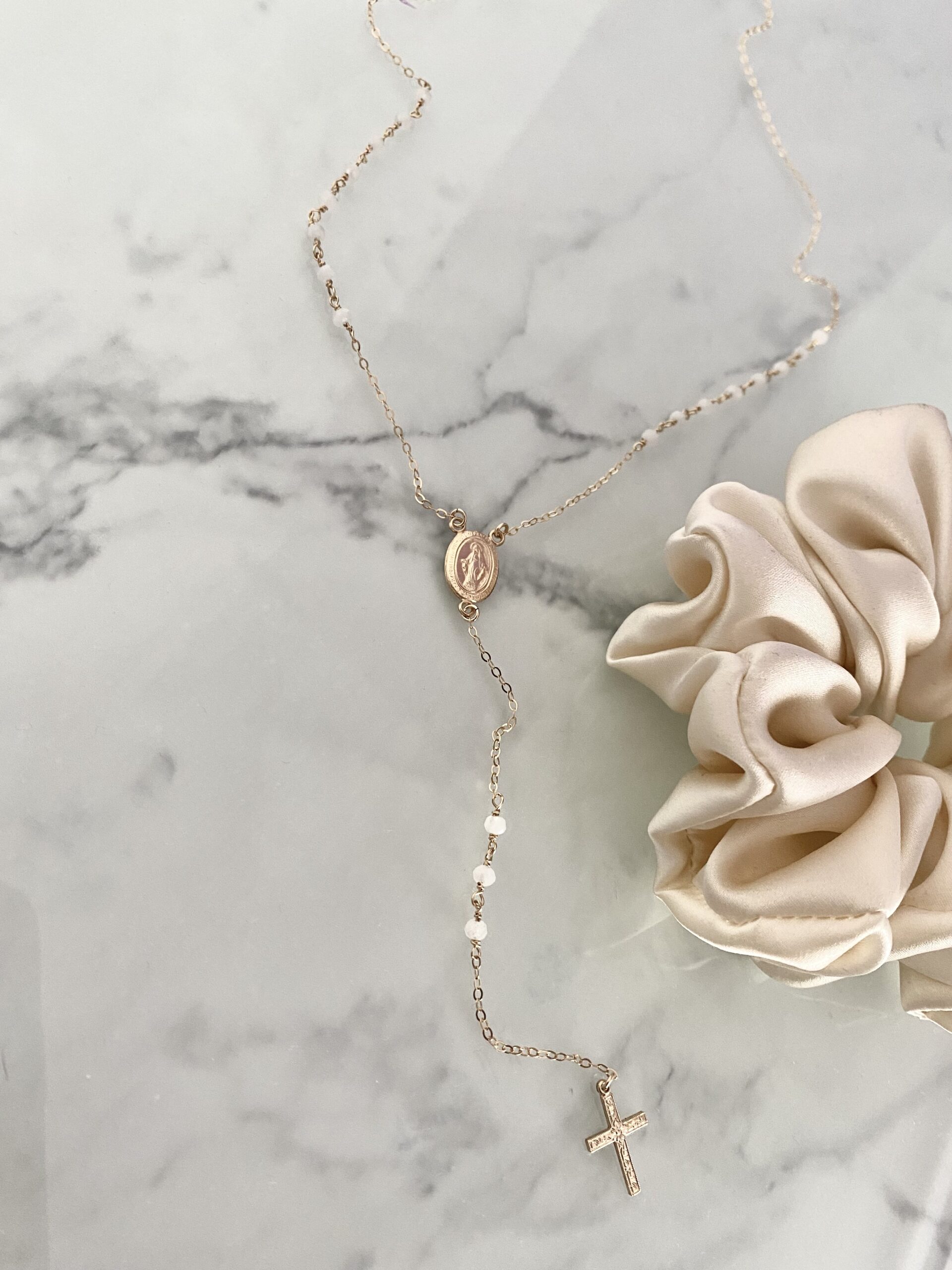 RŮŽENEC S MEDAILONKEM PANENKY MARIE UTKANÝ Z MĚSÍČNÍHO KAMENE