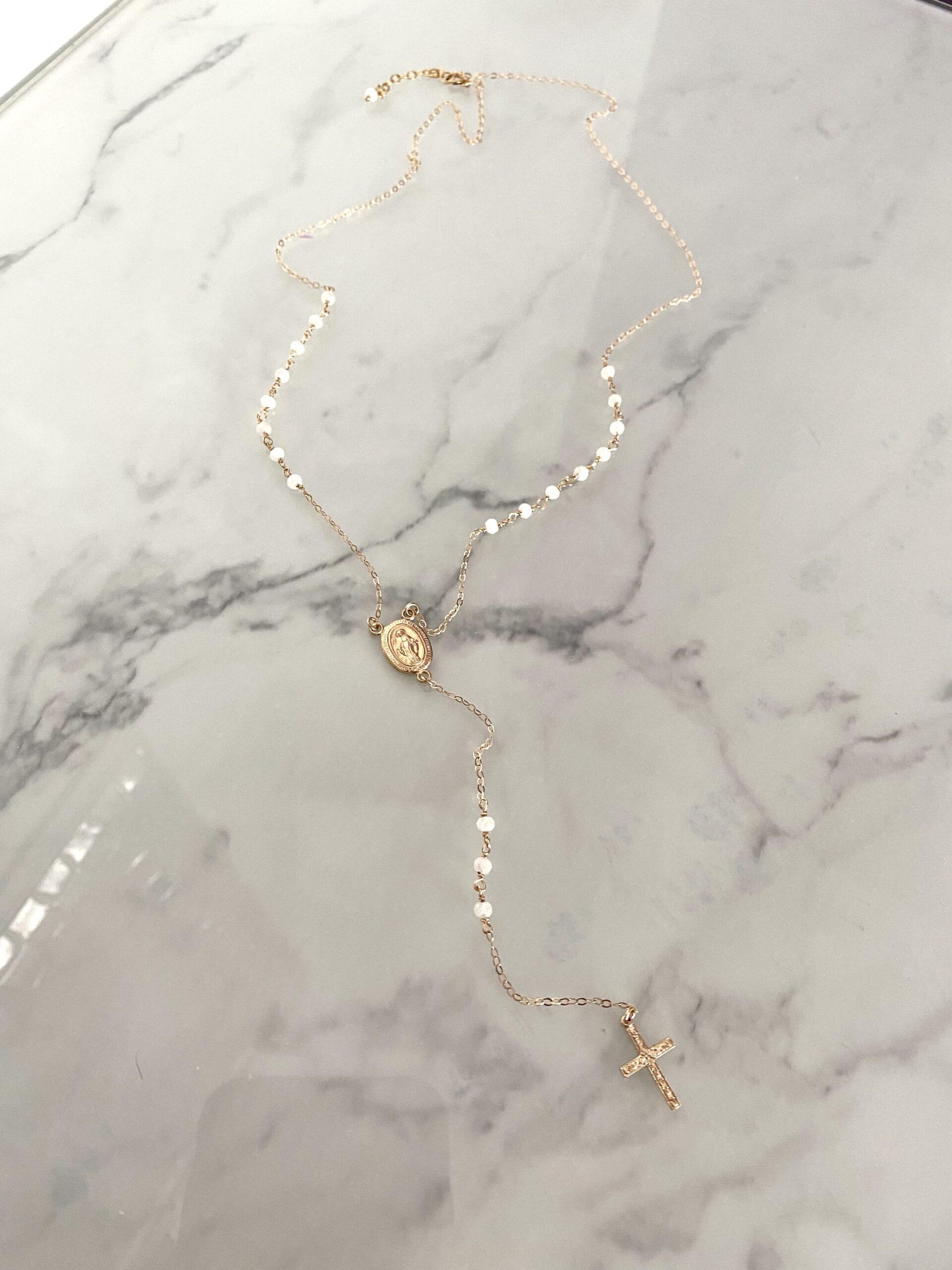 RŮŽENEC S MEDAILONKEM PANENKY MARIE UTKANÝ Z MĚSÍČNÍHO KAMENE - Obrázek 5