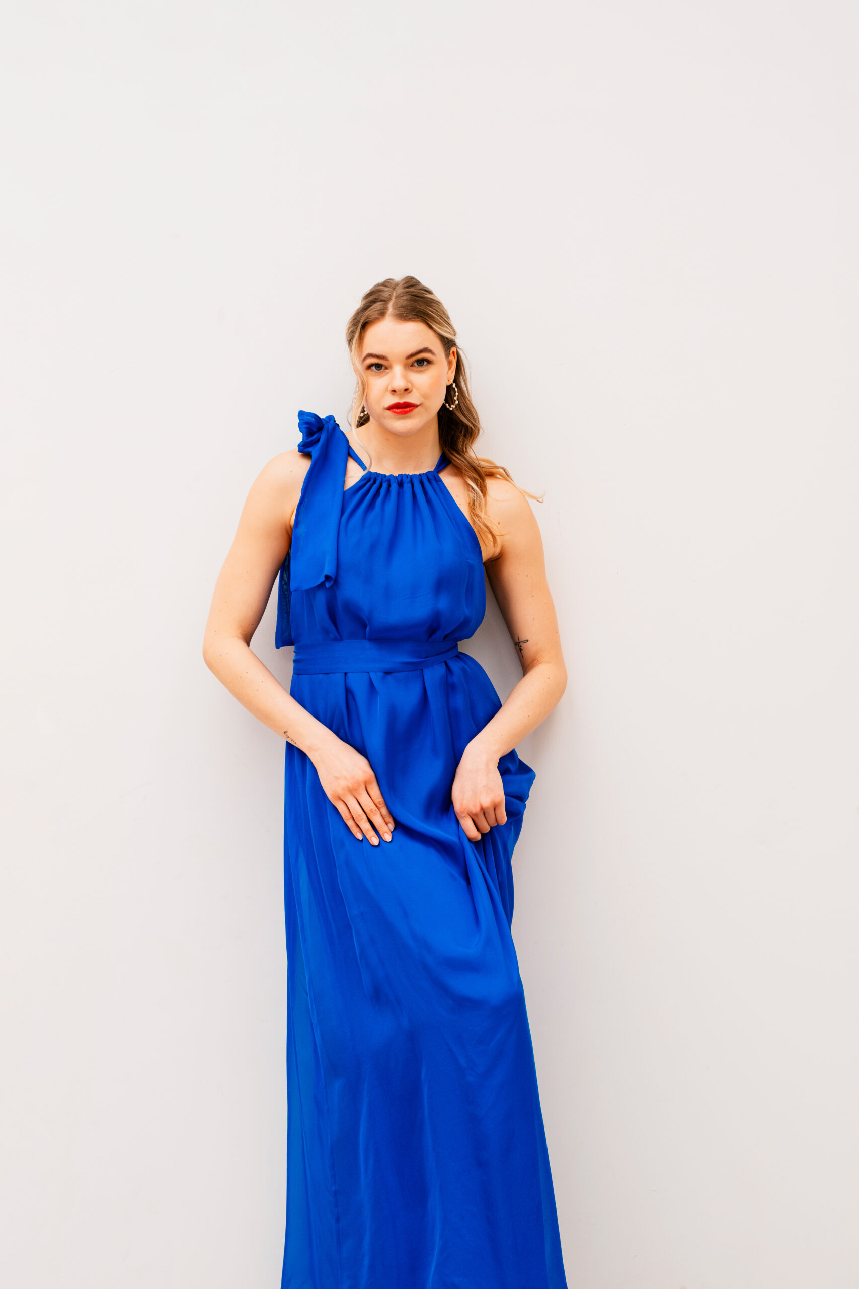 HEDVÁBNÉ ŠATY NYMPHA S MAŠLÍ KRÁLOVSKY MODRÉ