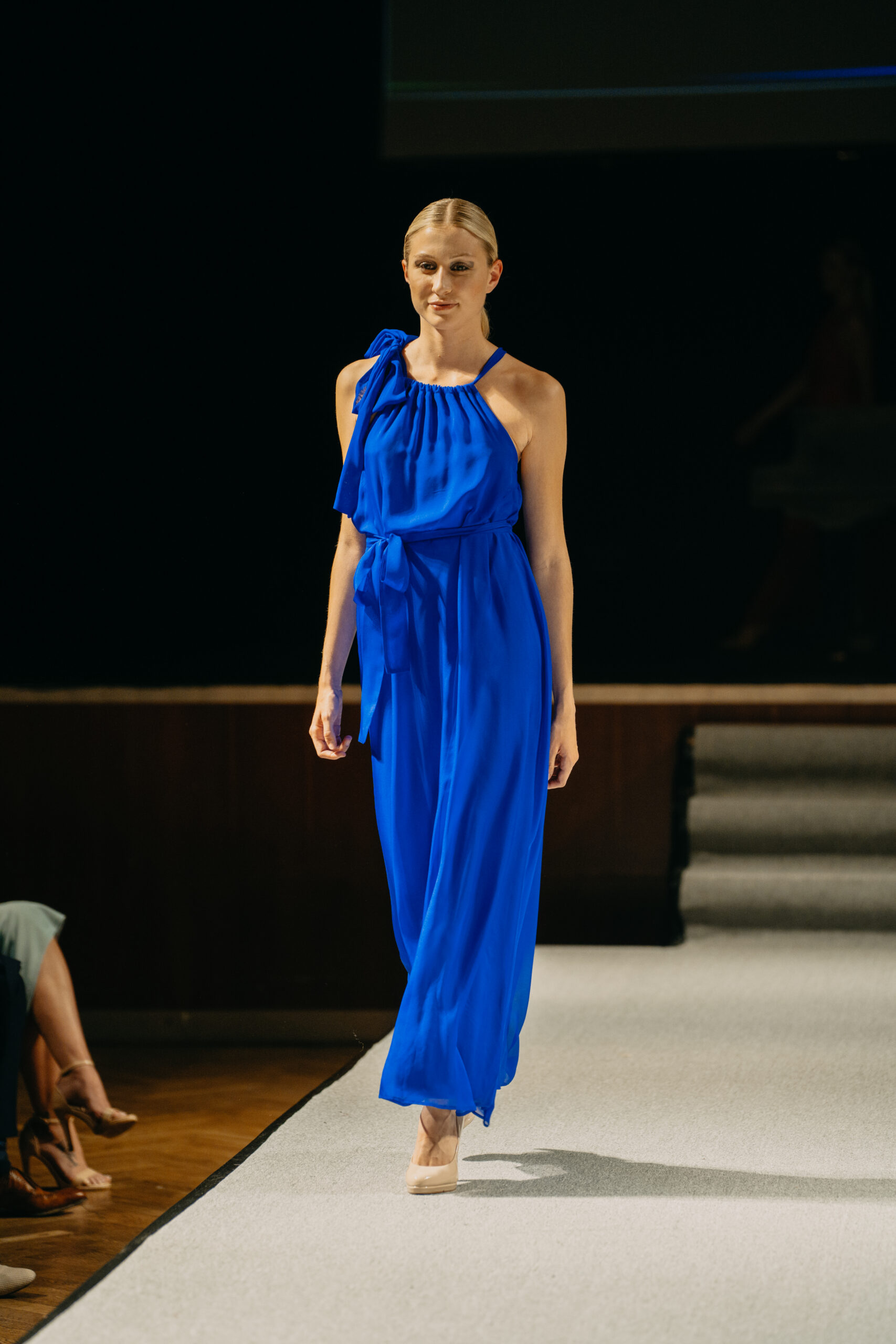 HEDVÁBNÉ ŠATY NYMPHA S MAŠLÍ KRÁLOVSKY MODRÉ - Obrázek 4