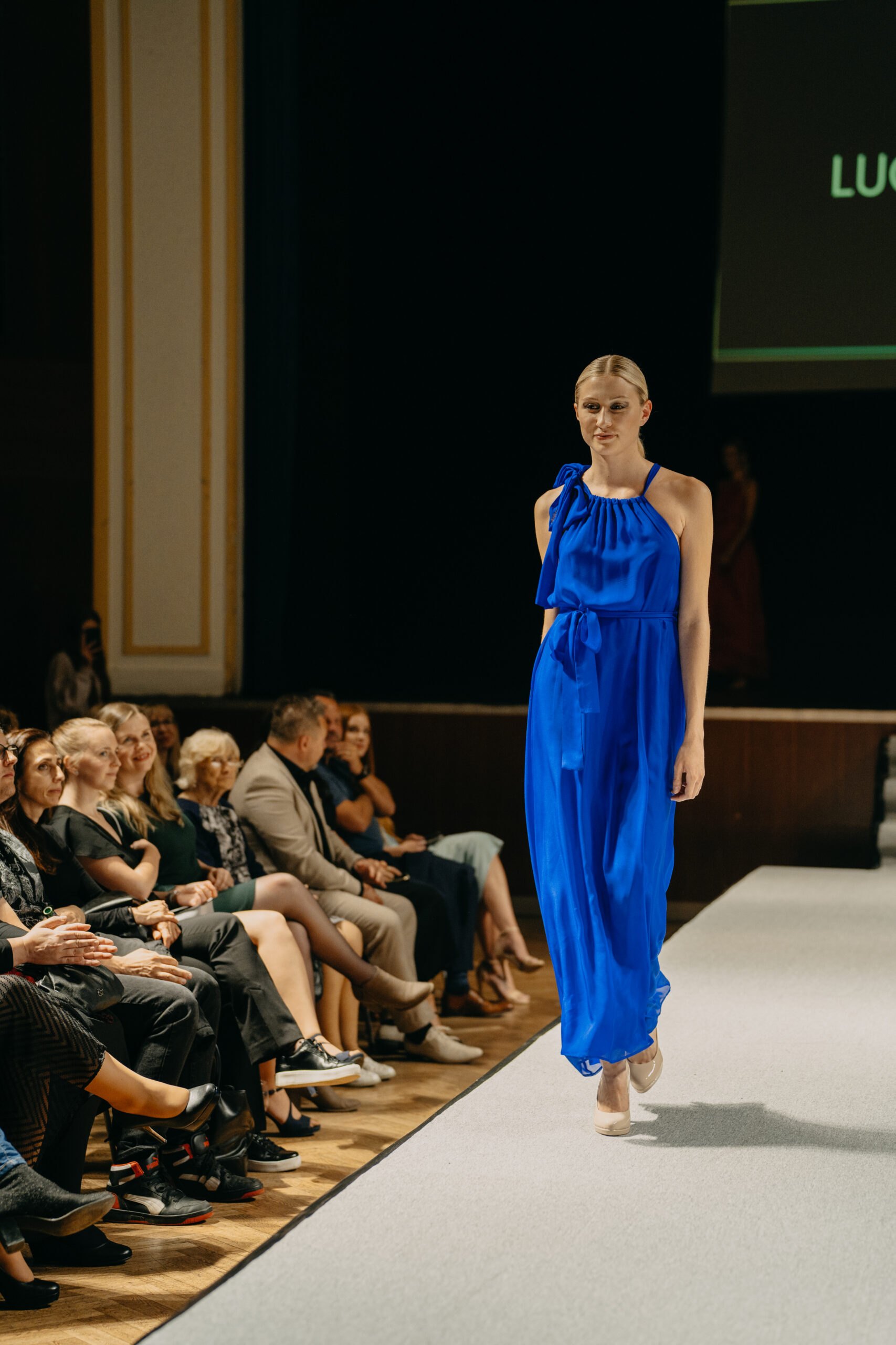 HEDVÁBNÉ ŠATY NYMPHA S MAŠLÍ KRÁLOVSKY MODRÉ - Obrázek 5