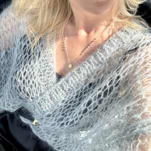 LEHOUČKÝ MOHEROVÝ CARDIGAN VE SVĚTLE ŠEDÉ