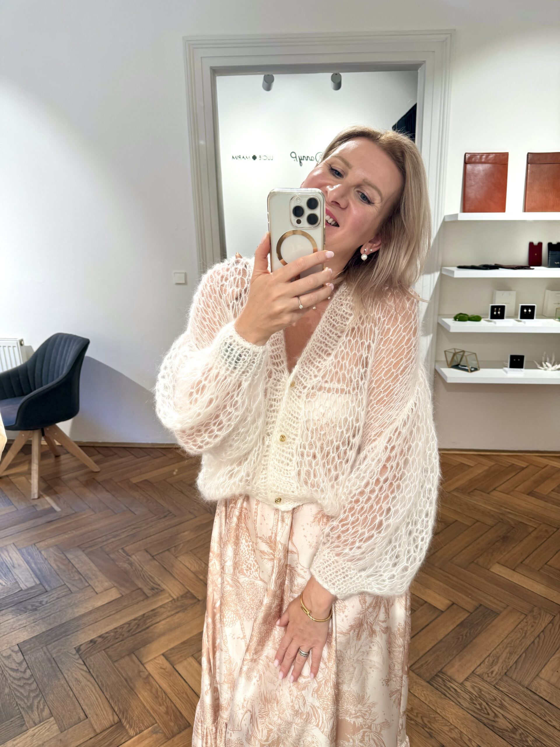 LEHOUČKÝ MOHEROVÝ CARDIGAN V BÍLÉ - Obrázek 2