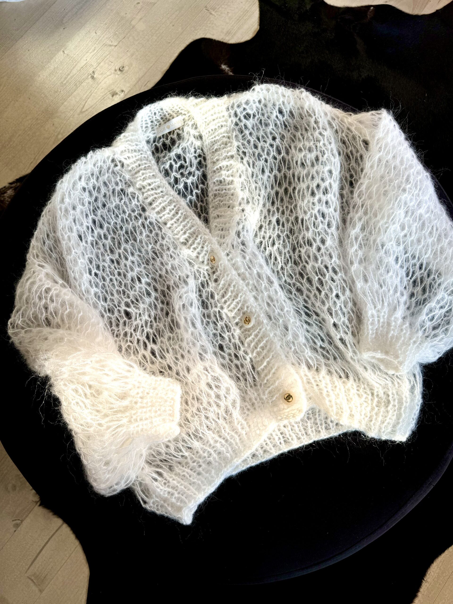 LEHOUČKÝ MOHEROVÝ CARDIGAN V BÍLÉ - Obrázek 3