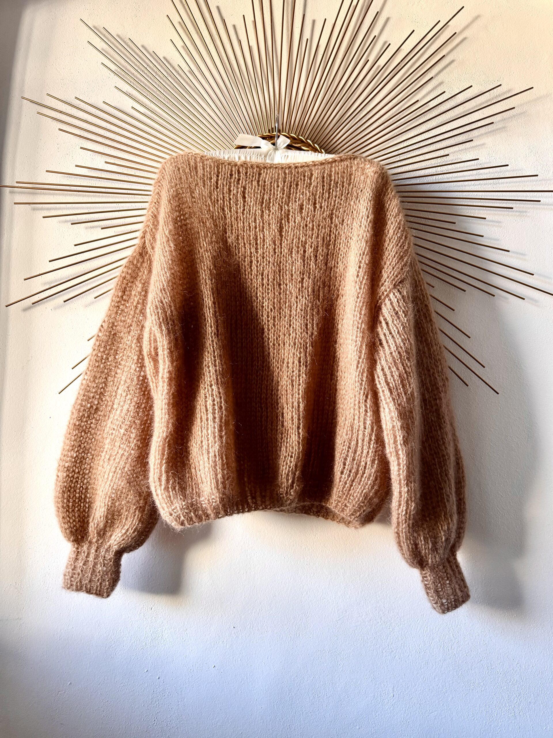 SVETR MOHER S HEDVÁBÍM V MANDLOVĚ HNĚDÉ - Obrázek 4