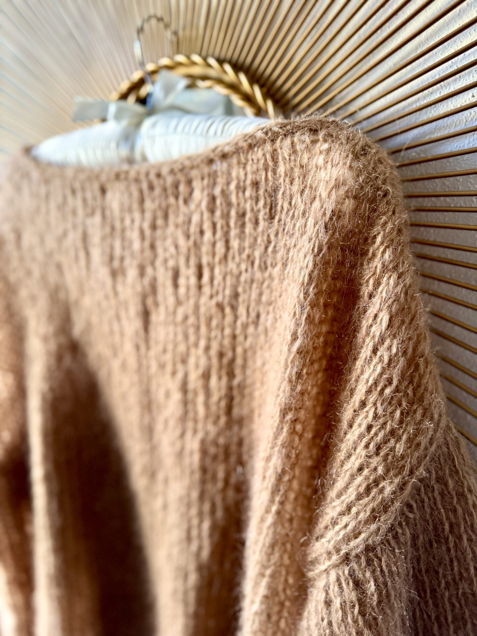 SVETR MOHER S HEDVÁBÍM V MANDLOVĚ HNĚDÉ - Obrázek 3