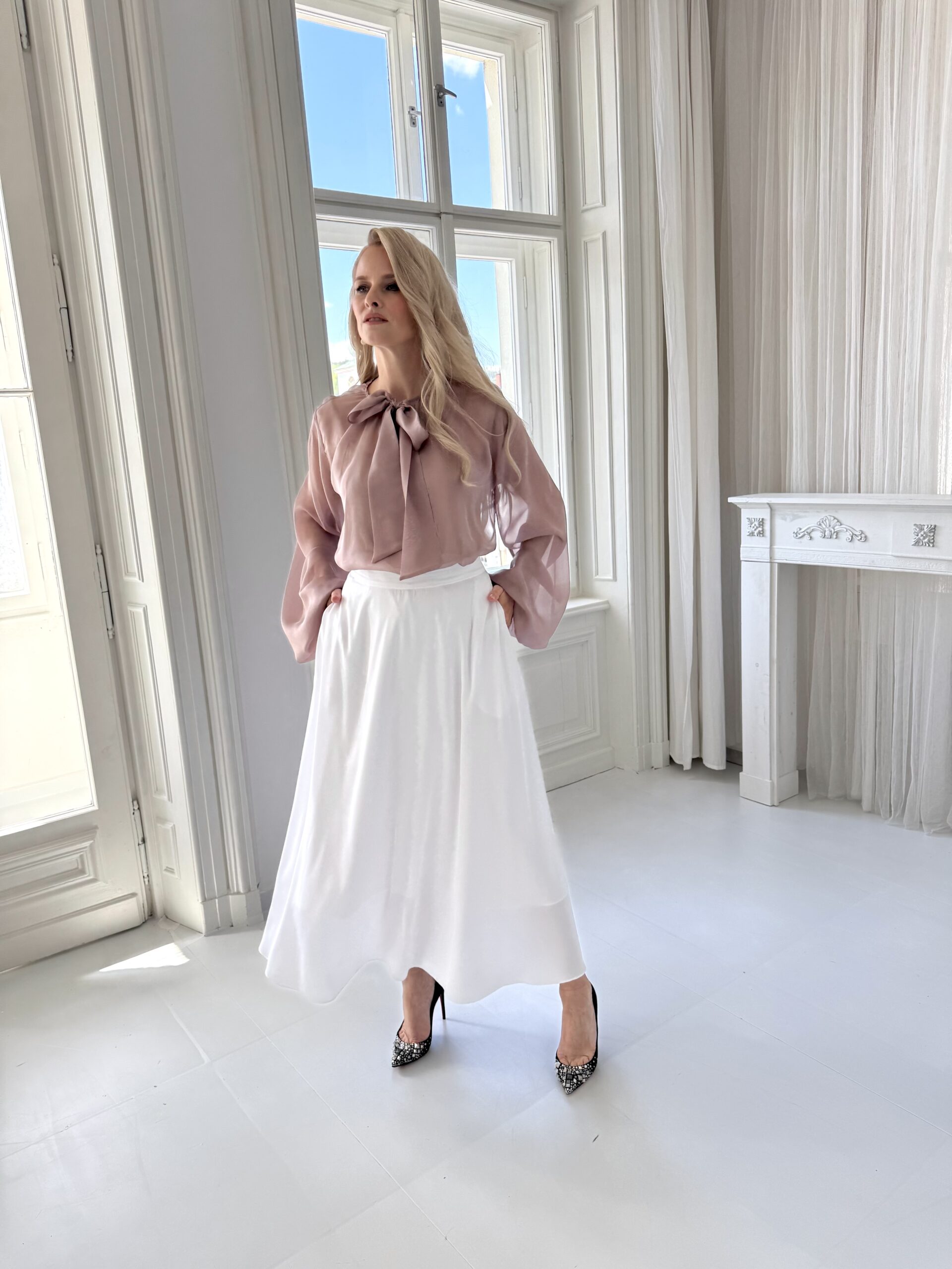 SUKNĚ S HEDVÁBÍM NĚŽNOST V BÍLÉ