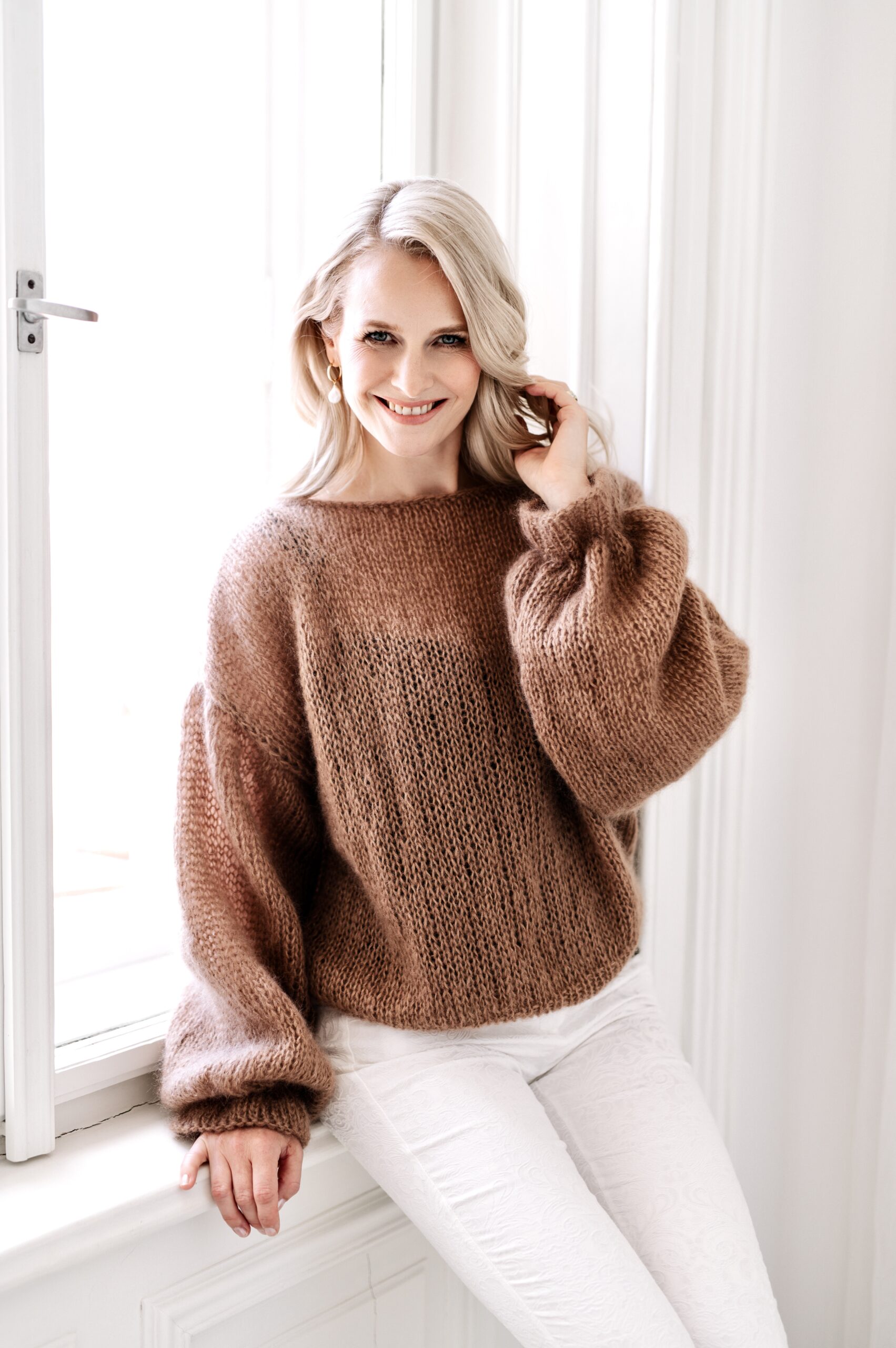 SVETR MOHER S HEDVÁBÍM V MANDLOVĚ HNĚDÉ