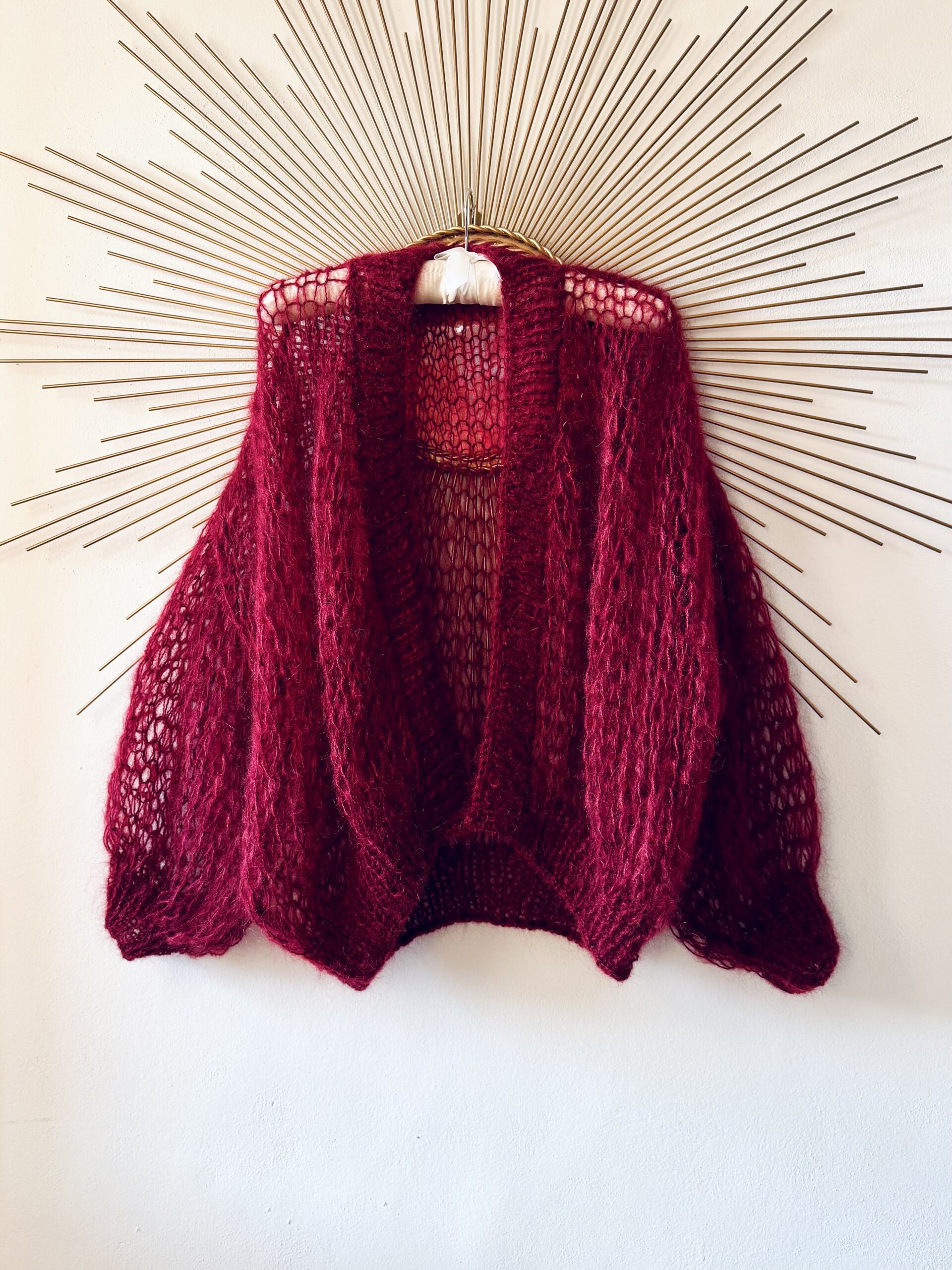 LEHOUČKÝ MOHEROVÝ CARDIGAN VE VÍNOVÉ