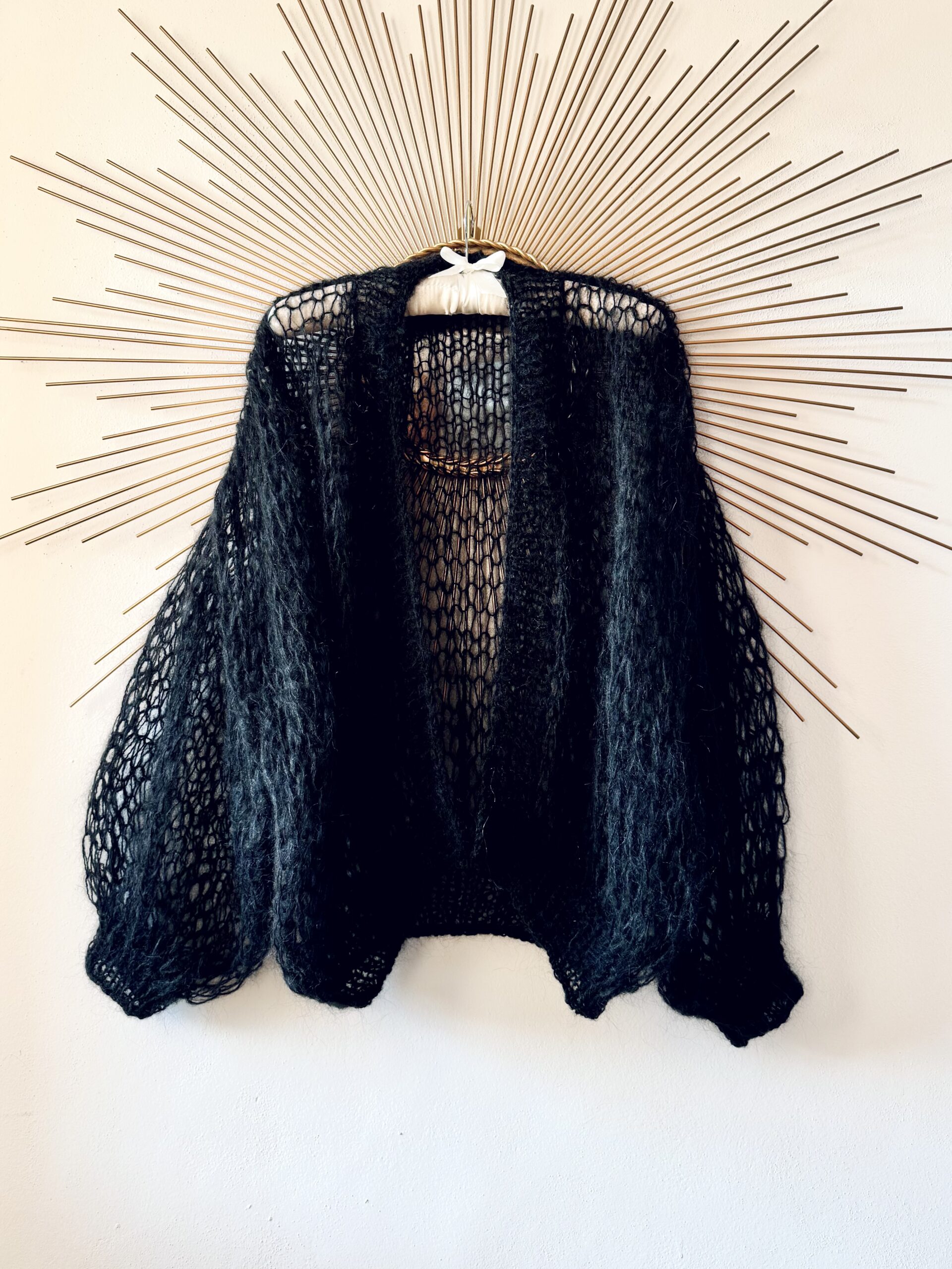 LEHOUČKÝ MOHEROVÝ CARDIGAN V ČERNÉ