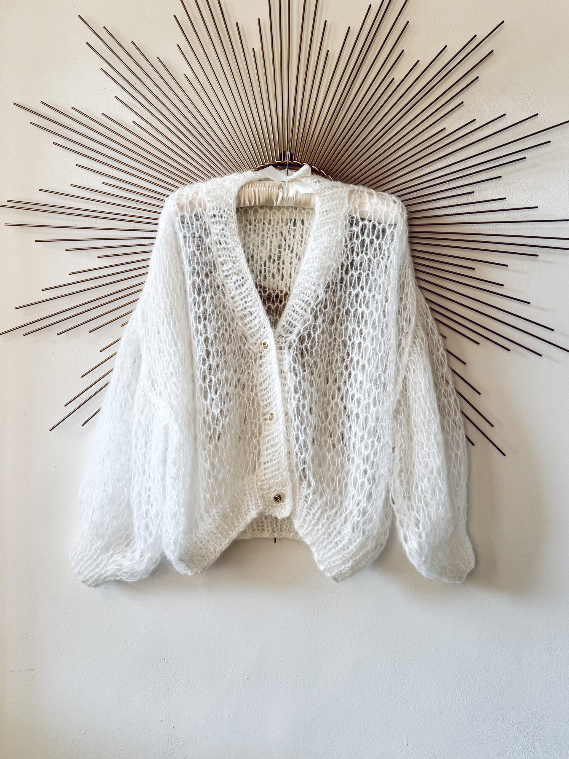 LEHOUČKÝ MOHEROVÝ CARDIGAN V BÍLÉ